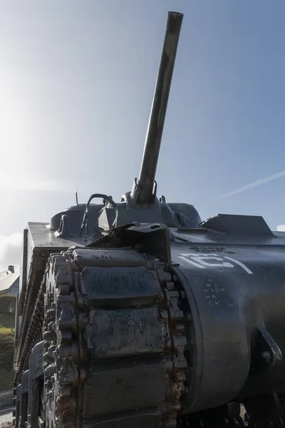 在法国诺曼底 一辆坦克停放在第二次世界大战地点的垂直镜头 — 图库照片