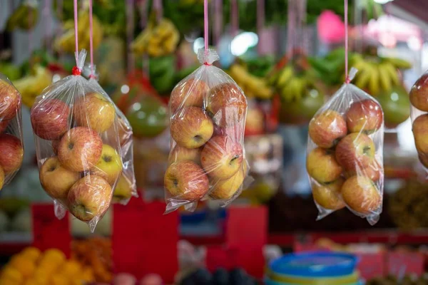 Satılık Plastik Elma Torbaları Sergileniyor Yatay Çekim — Stok fotoğraf