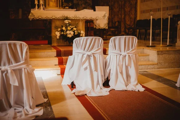 Een Close Shot Van Twee Bruiloft Stoelen Versierd Met Witte — Stockfoto