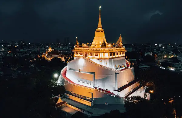 Yoğun Şehir Bangkok Ortasındaki Bir Tepenin Üstünde Antik Bir Tapınak — Stok fotoğraf