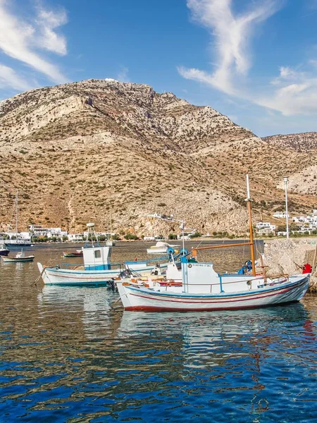 Disparo Vertical Barcos Agua Cerca Kamares Pueblo Creta Grecia — Foto de Stock