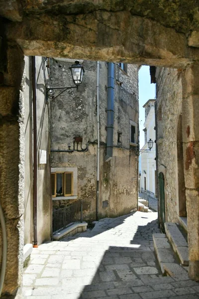 坎帕尼亚省Benevento的一个中世纪村庄Cusano Mutri的一条狭窄街道 — 图库照片