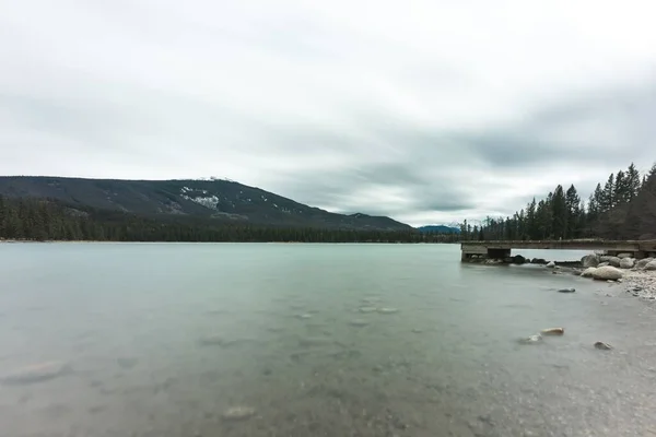 Piękny Krajobraz Jeziora Wzgórzami Tle Jasper — Zdjęcie stockowe
