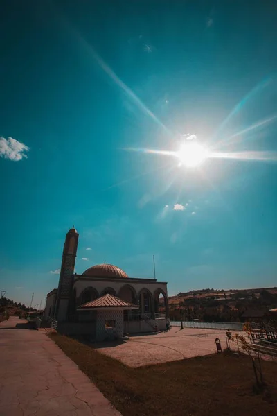 Una Dramática Foto Una Mezquita Junto Río Estambul Turquía —  Fotos de Stock