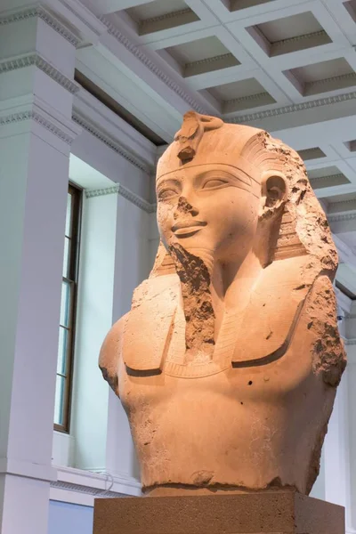 Een Verticaal Shot Van Een Granieten Standbeeld Het British Museum — Stockfoto