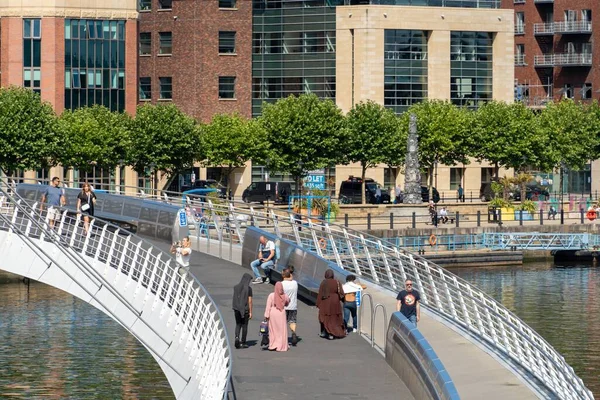 Menschen Überqueren Die Gateshead Millennium Bridge Über Den Fluss Tyne — Stockfoto