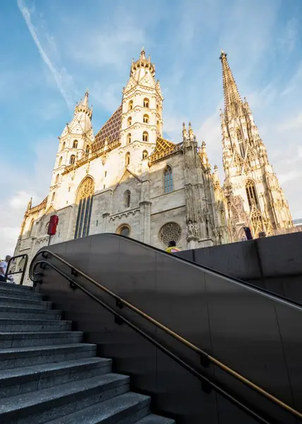Een Verticale Lage Hoek Opname Van Saint Stephen Cathedral Wenen — Stockfoto