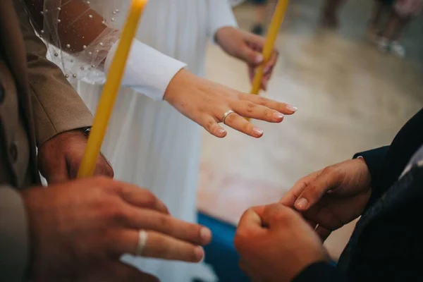 結婚式で花嫁と新郎の指に結婚指輪を置く司祭 — ストック写真