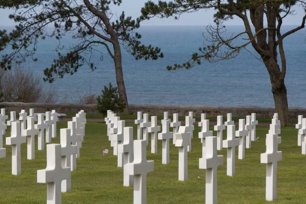 Fransa 'da ölen askerlerin anısına beyaz haçlı Normandiya Amerikan Mezarlığı.