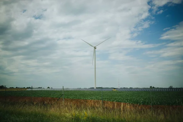 Niski Kąt Ujęcia Przemysłowych Turbin Wiatrowych Polu Wiejskim — Zdjęcie stockowe