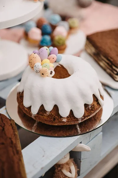 Una Toma Vertical Pastel Pascua Baba Con Glaseado Decoración Huevos —  Fotos de Stock