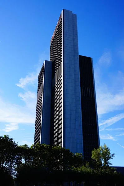 ドイツのフランクフルトで夏の青空に対するウエストゲートタワーのシルエット 旧プラザ局センター 今日マリオットホテル — ストック写真