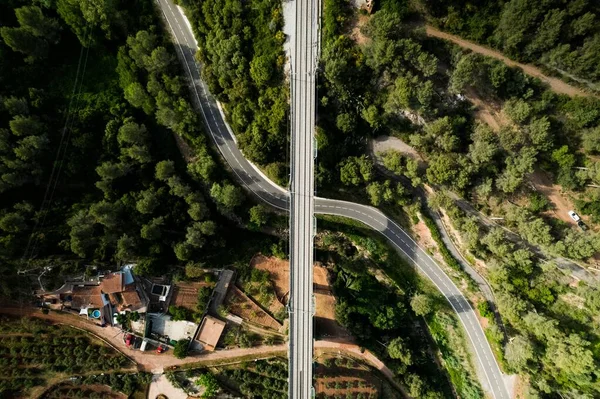 Flygfoto Över Motorväg Och Tågspår Mitt Skogen — Stockfoto