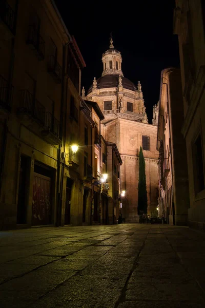 Uma Vista Baixo Ângulo Edifício Moderno Noite Salamanca Espanha — Fotografia de Stock