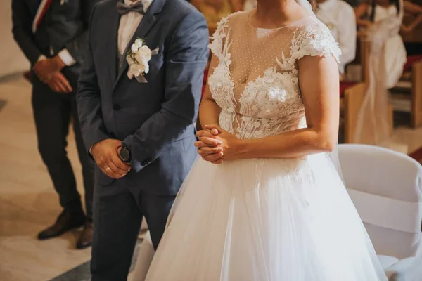 Ein Anonymer Bräutigam Steht Bei Seiner Braut Während Der Hochzeit — Stockfoto