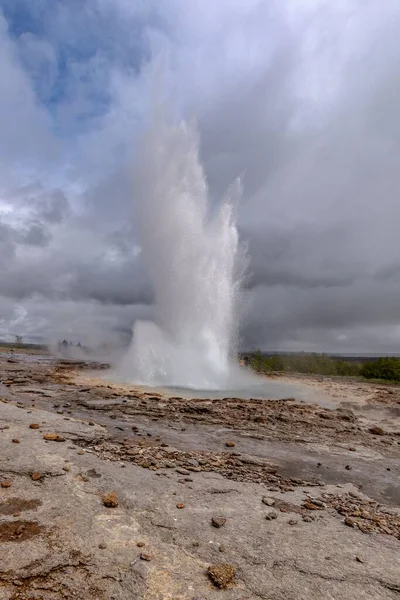 Colpo Verticale Geiser Esploso Islanda — Foto Stock