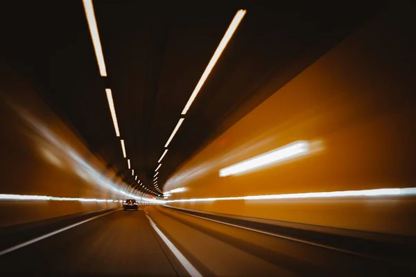 반사되는 터널의 속도로 운전하는 — 스톡 사진