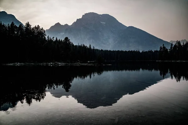 Cenário Tranquilo Montanhas Árvores Refletindo Lago — Fotografia de Stock