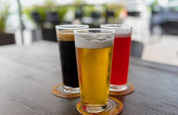 Gros Plan Trois Verres Différentes Bières Artisanales Sur Une Table — Photo