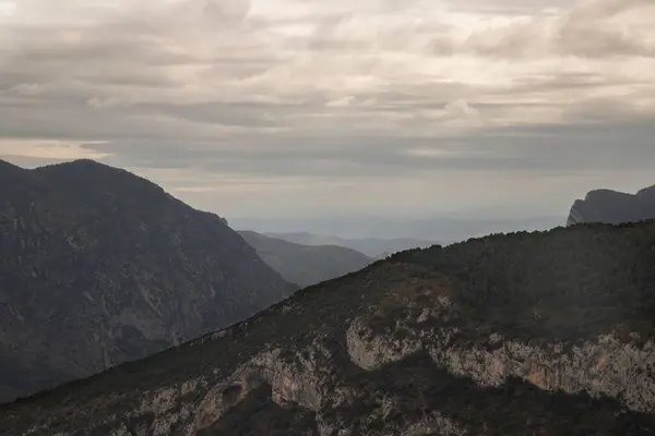 Una Hermosa Vista Colinas Montañas Día Nublado Organya Cataluña — Foto de Stock