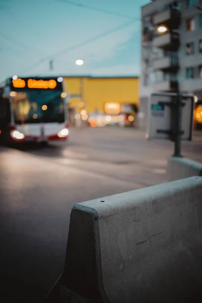 Вертикальний Розмитий Знімок Громадського Автобуса Вулиці — стокове фото