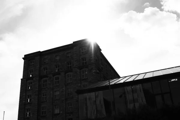 爱尔兰都柏林一座古老的石头建筑后面闪烁着灰蒙蒙的太阳 — 图库照片