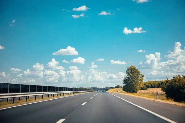 Eine Leere Asphaltierte Autobahn Mit Weißen Markierungen Geländern Und Grünen — Stockfoto