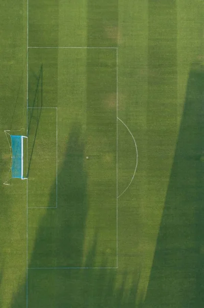 草のサッカー場の目標の空中ビュー — ストック写真
