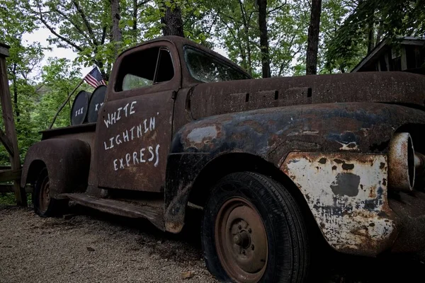 Viejo Camión Oxidado Garaje — Foto de Stock
