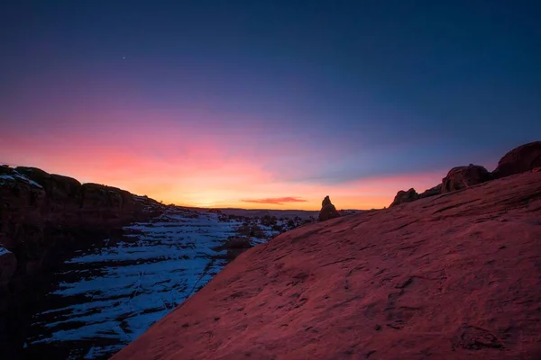 Una Puesta Sol Sobre Parque Nacional Arches Invierno Utah — Foto de Stock