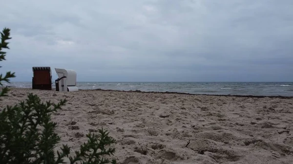 Dwa Krzesła Plażowe Piasku Morzem Tle — Zdjęcie stockowe