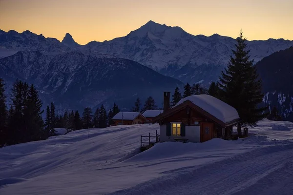 Ein Malerischer Blick Auf Ein Kleines Holzhaus Einem Schneebedeckten Berg — Stockfoto