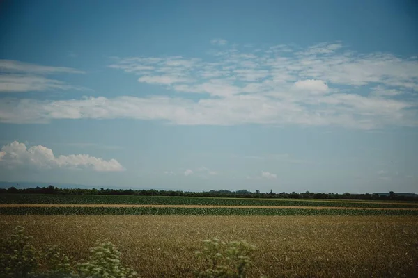 幻想的な空の下 田舎の田園風景 — ストック写真