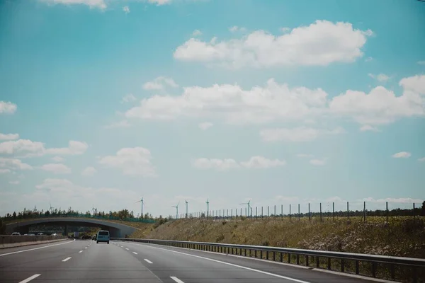 Une Autoroute Vienne Autriche Avec Ciel Nuageux Bleu Des Arbres — Photo