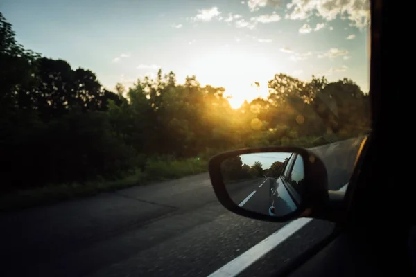 Gros Plan Rétroviseur Aile Reflétant Face Arrière Voiture Conduisant — Photo