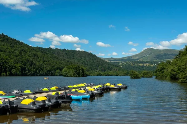 Colorful Boats Docked Lac Chambon Surrounded Lush Greenery Puy Dome — Stock Photo, Image