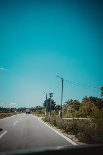 Una Strada Circondata Alberi Nella Zona Campagna — Foto Stock