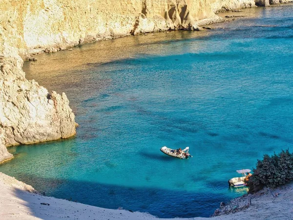 Okouzlující Pohled Slunnou Pláž Tsigrado Ostrově Milos Řecko — Stock fotografie