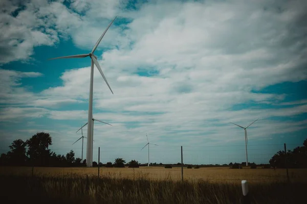 Низкоугольный Выстрел Промышленных Ветряных Турбин Сельском Поле — стоковое фото