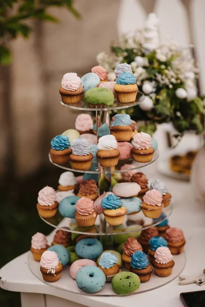 カラフルなカップケーキと4層のスタンドの垂直ショット — ストック写真