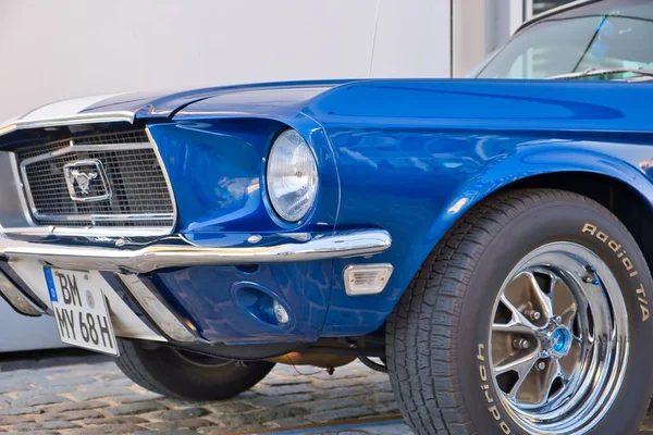 Ford Mustang Από Δεκαετία Του Εξήντα Στην Παλιά Έκθεση Χρονόμετρο — Φωτογραφία Αρχείου