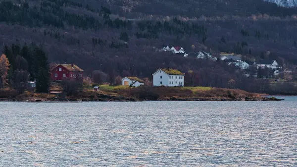 Casas Acolhedoras Costa Fiorde Perto Tromso Noruega — Fotografia de Stock