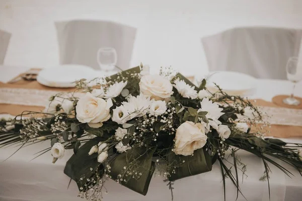 Close Uma Mesa Casamento Decorada Com Rosas Brancas — Fotografia de Stock