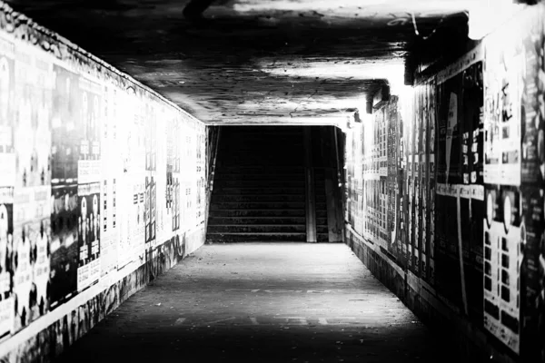 Egy Szürkeárnyalatú Felvétel Egy Földalatti Folyosóról Utcai Művészettel Falakon — Stock Fotó
