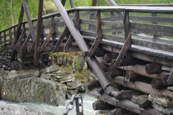 ノルウェーの川に架かる木製の橋の閉鎖ショット — ストック写真