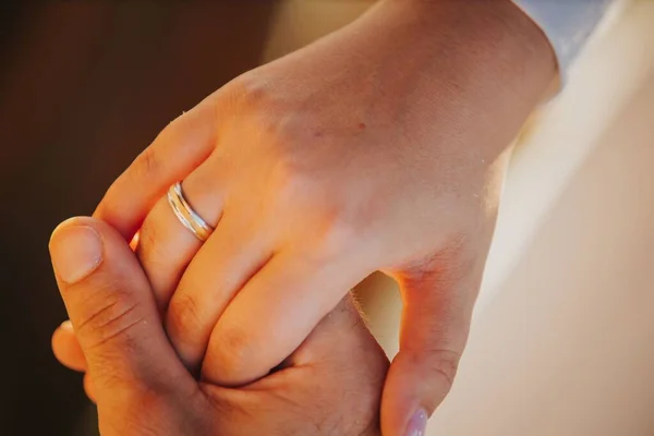 花嫁と新郎の手を握ってのクローズアップショット — ストック写真