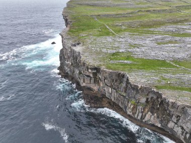 İrlanda 'da kayalıklarla çevrili bir deniz manzarası