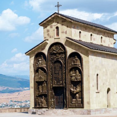 Tiflis 'teki Gürcistan Günlükleri Anıtı' nın yanındaki tepede bulunan küçük bir kilise.