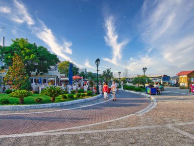 Yerel halk ve turistlerle Yunanistan 'ın ana Skiathos adası