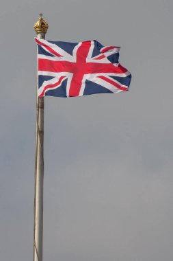 Birleşik Krallık bayrağının direkteki güzel manzarası.